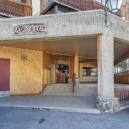 Des Au Centre De *